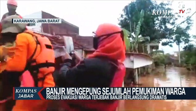 Dramatis! Evakuasi Warga Karawang Terjebak Banjir