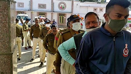 कोरोना टीकाकरण के लिए लगी पुलिस कर्मियों की कतार, दिखाया उत्साह