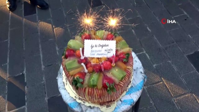 Zabıta memuruna görevi başında doğum günü sürprizi