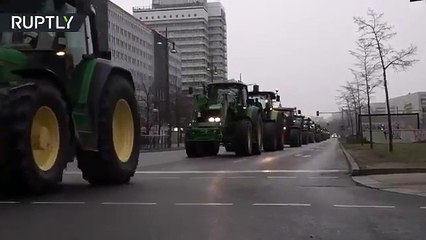 Berlin'in caddelerinde traktör konvoylu protesto