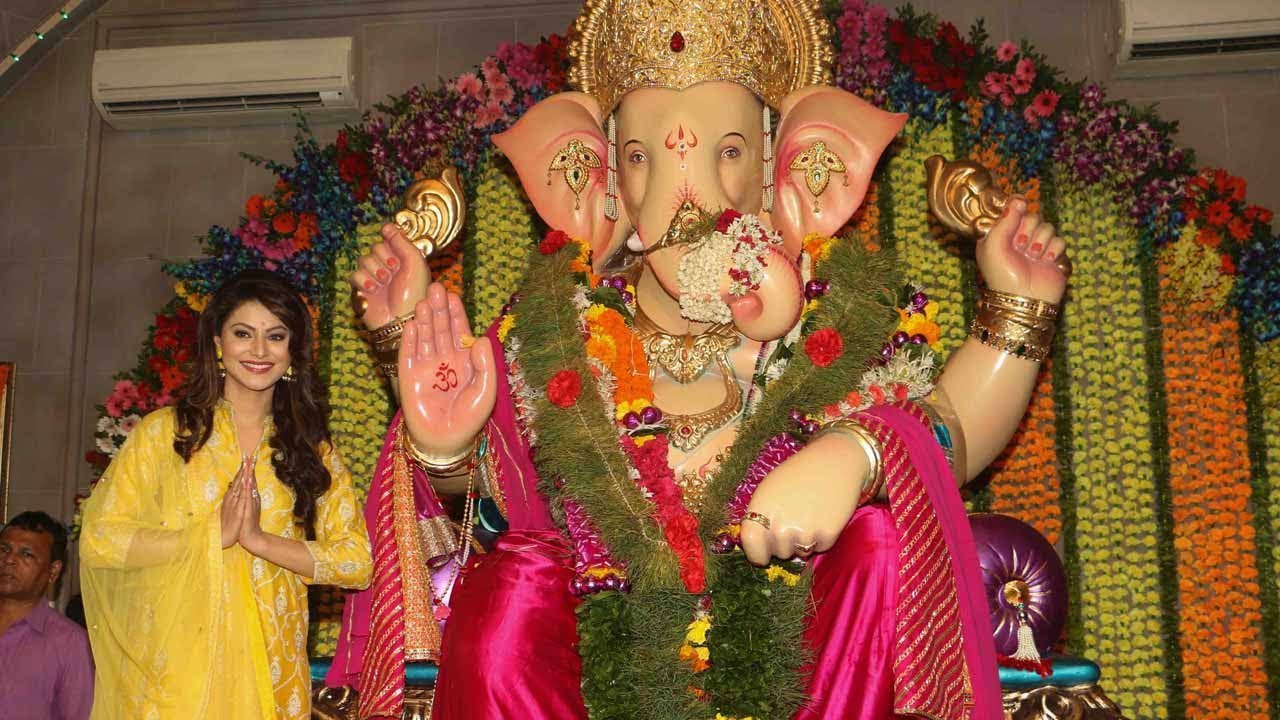 Urvashi Rautela Visits ANDHERI CHA RAJA