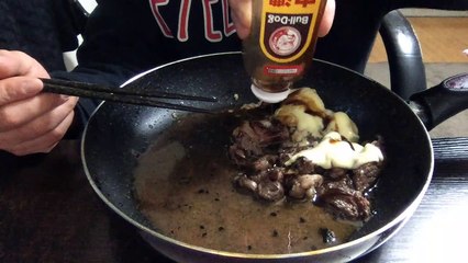 チーズステーキをソースと塩胡椒で食す2/9