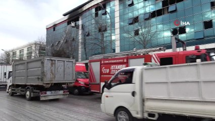 Ümraniye’de yanan fabrikada itfaiye ekiplerinin çalışması sürüyor