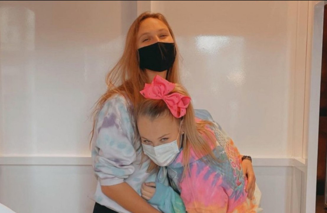 JoJo Siwa shows off girlfriend