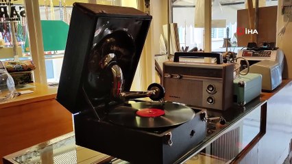 Dedesinden kalan gramofona gözü gibi bakıyor