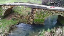 Tarihi taş köprü betona yenildi