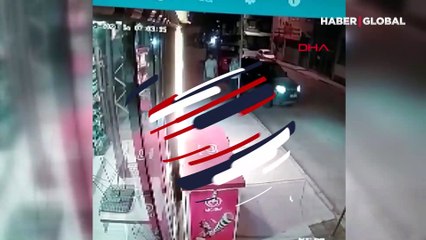 Yanlış vitese takınca otomobili ile kafeye böyle girdi