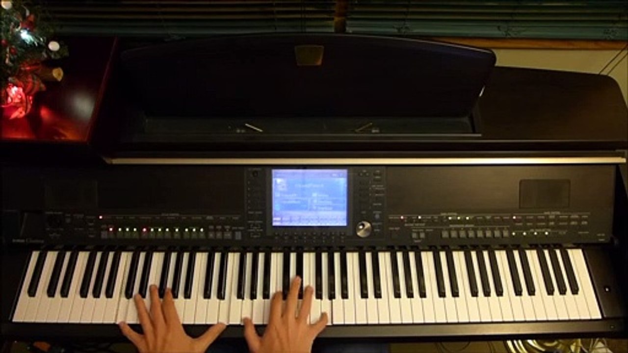 Angels We Have Heard on High - Christmas piano instrumental with lyrics