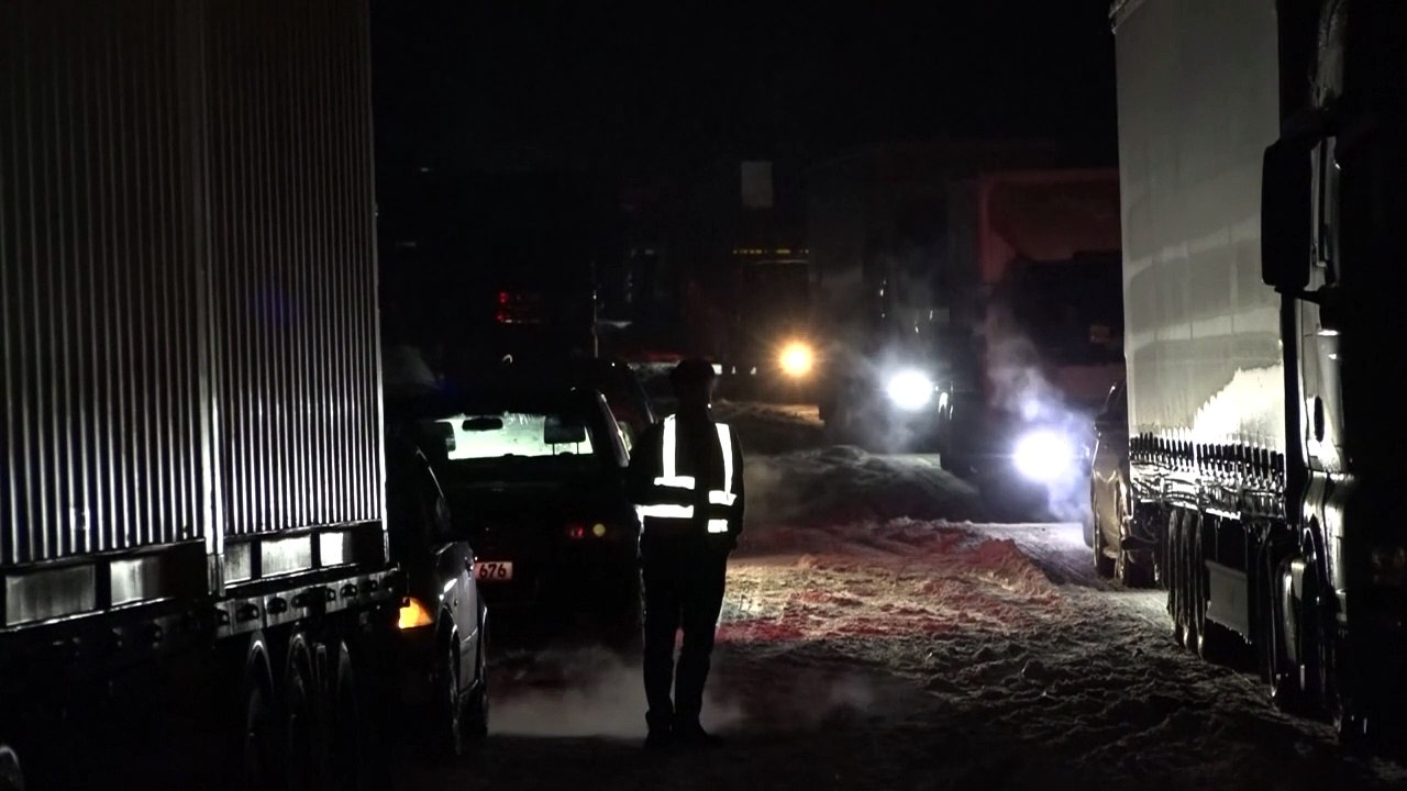 Autofahrer sitzen in eisiger Kälte fest