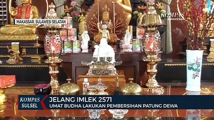 Umat Budha Bersihkan Patung Budha Jelang Imlek 2571