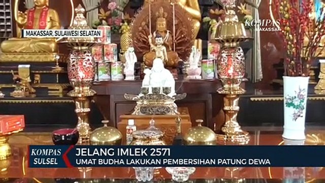 Umat Budha Bersihkan Patung Budha Jelang Imlek 2571