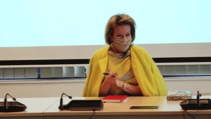 La reine Mathilde chez Comeos pour soutenir le secteur de la mode