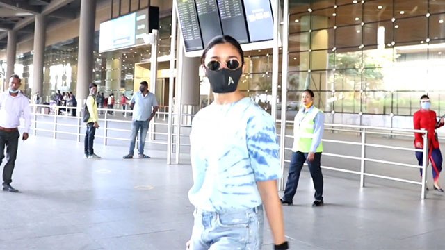 Alia Bhatt spotted at Mumbai Airport | FilmiBeat