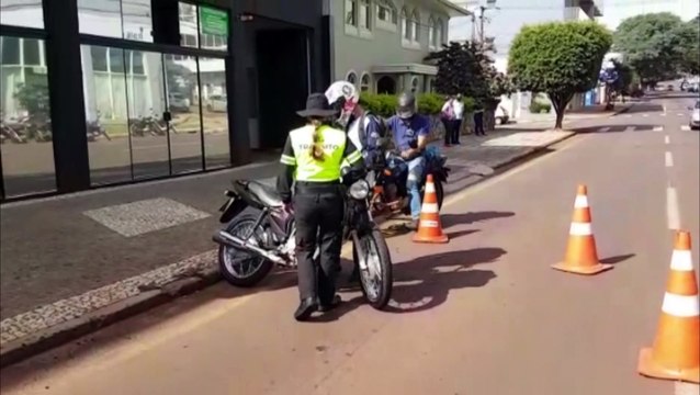 No trânsito, a sua responsabilidade salva vidas : Transitar realiza ação educativa na Rua Erechim