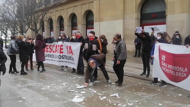 Hosteleros protestan ante el Gobierno foral por estar pagando los platos rotos de la pandemia