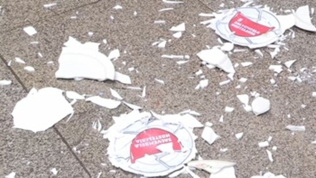 La hosteleros, hartos de pagar los platos rotos