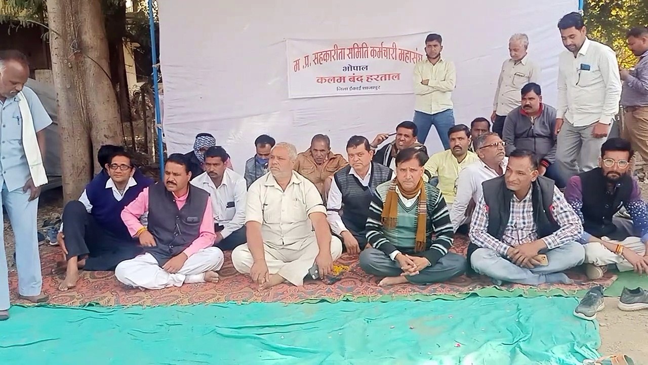 कर्मचारी मांगों को लेकर कलम बंद हड़ताल पर बैठे,...