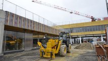 Chantier du 35e collège à Vouneuil-sous-Biard : pose de l'ossature et du bardage en bois