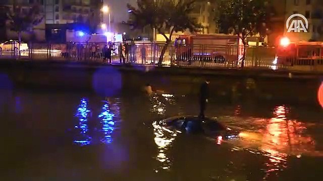 Kanala düşen otomobilin üstüne çıkarak kurtarılmayı bekledi