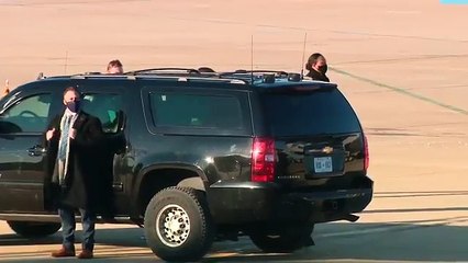 Biden tropieza al subir al Air Force One