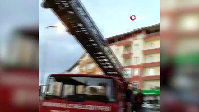 Çatıda mahsur kalan gencin imdadına itfaiye yetişti