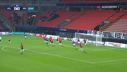 De la tête, Name débloque la situation : l'ouverture du score du Paris FC contre Lorient