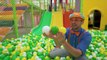 Blippi Español Aprende en el Patio Cubierto de Juegos | Videos Educativos para Niños Pequeños