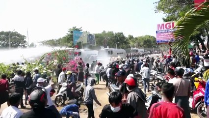 A tömegbe lőttek a rendőrök Mianmarban