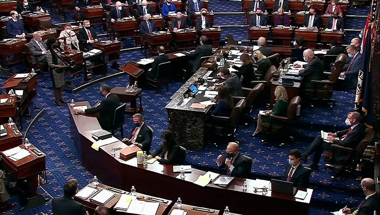 Un gráfico vídeo del violento asalto al Capitolio da inicio al juicio político contra Donald Trump