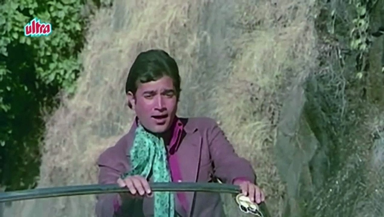 Chala Jata Hoon Kisi Ki Dhun Mein Dharakte Dil Ke Fasane Liye.