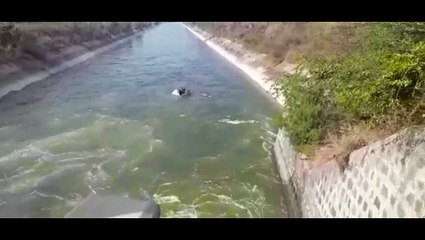 కాలువలోకి దూసుకెళ్లిన కారు