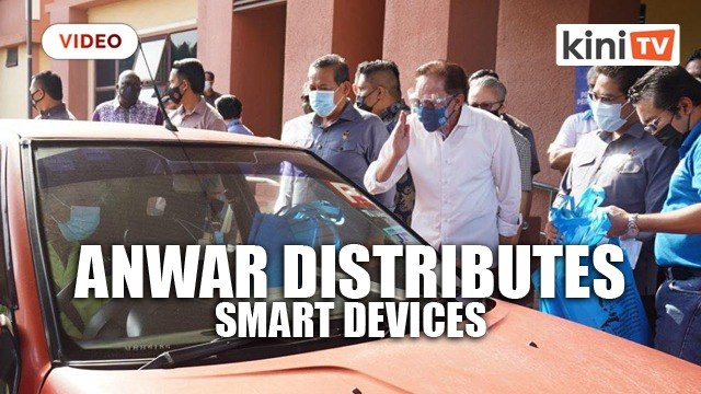 Wearing mask and face shield, Anwar distributes 1,000 smart devices in Port Dickson