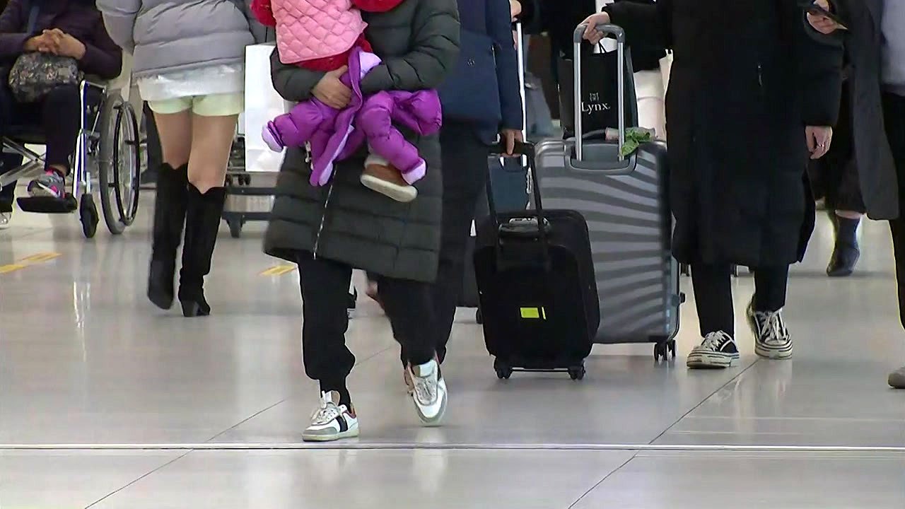 귀성·여행객 북적이는 김포공항...설 연휴 포근, 미세먼지↑ / YTN