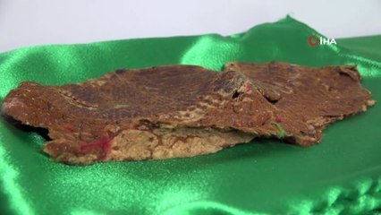 Peygamber Efendimize ait kutsal emanetleri evinde muhafaza ediyor