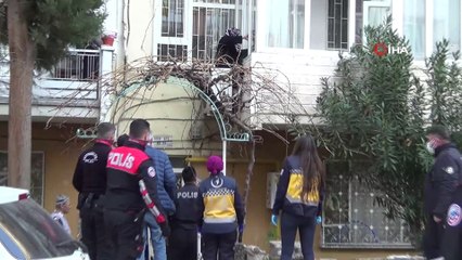 Evin penceresinden klima motorunun üzerine çıkan nine polisi alarma geçirdi