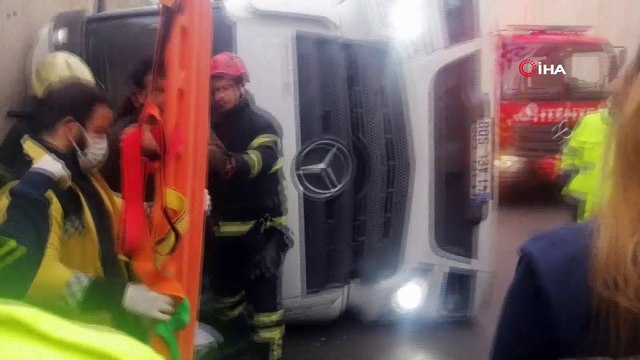 Yan yatan tırda sıkışan sürücü camı parçalayarak kurtardılar