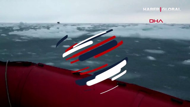 Balık avlarken buz parçası üzerinde mahsur kaldılar
