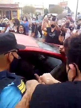 Entre insultos y empujones, docentes increparon a Trotta en su visita a Chubut