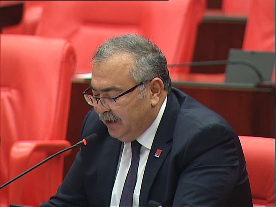 Son yıllarda sayıları kontrolsüz bir şekilde artan Mimarlık bölümleri niteliksiz eğitimine neden olmakta ve gençlerimizi işsizliğe sürüklemektedir. İşsizliğin çözümü için mimarların kamu kurumlarında istihdamı sağlanmalı, kamu kurumlarındaki mimar sayısı