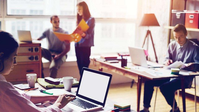 தொழிலாளர் சட்டத்தில் புதிய திட்டம்.. வேலை நாட்களை குறைக்க மத்திய அரசு முடிவு? | Oneindia Tamil