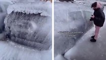 Une voiture recouverte d'une épaisse couche de glace