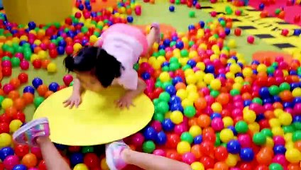 FIRE and ICE Box Fort Maze to find The Magic Lamp Daddy!