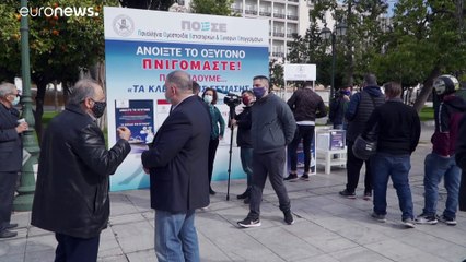 Ελλάδα: Παραδίδουν τα κλειδιά των μαγαζιών τους