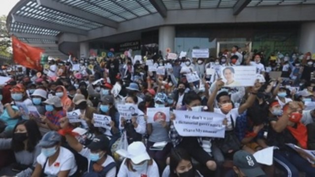 Los birmanos vuelven a las calles tras la represión policial