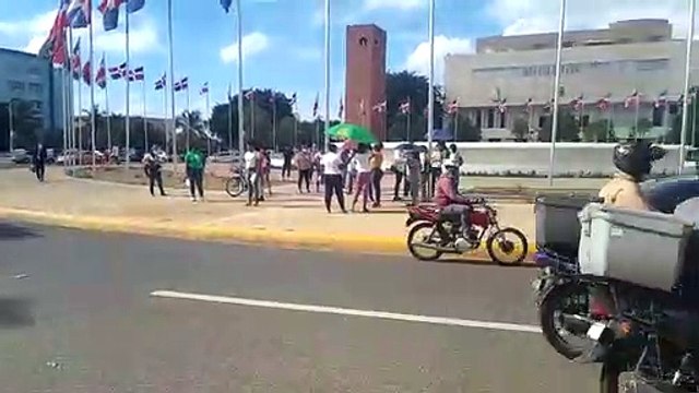 Frente al Congreso: Feministas apoyan el aborto y provida se oponen