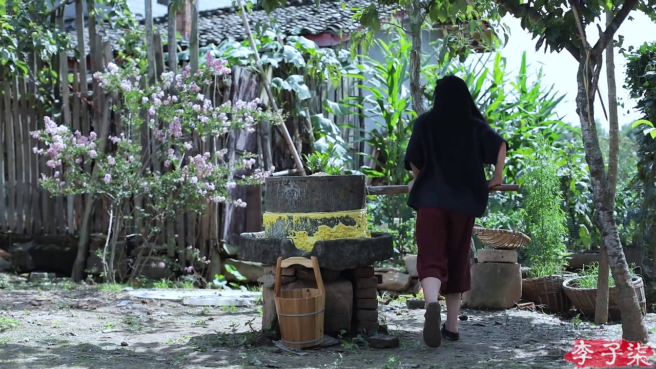 Kue bubur jagung karamel yang dipanggang batu bara bikin ngiler
