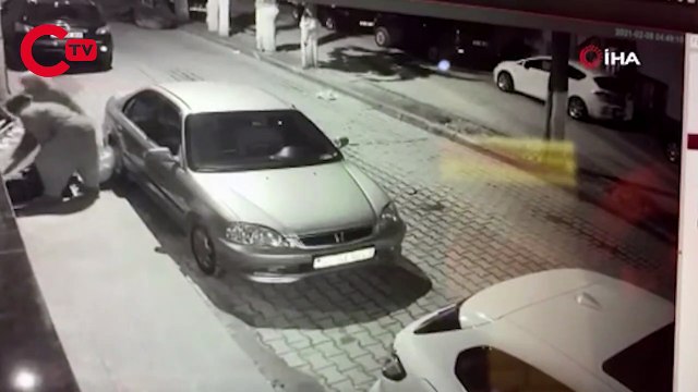 Yaşlı kadın rögara düştü, o anlar kameraya yansıdı