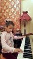 عمرو دياب يدعم طفلة كفيفة تعزف أغانيه بهذه الطريقة