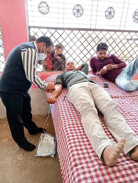 निपानिया वासियों ने दिखाया उत्साह, एक ही दिन में 61 यूनिट रक्त का किया दान