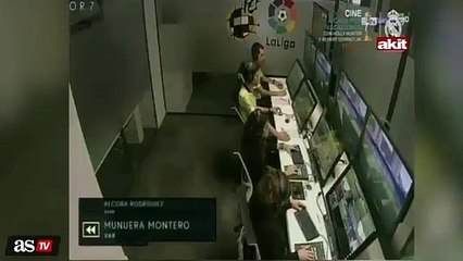 Dünya bu görüntüleri konuşuyor! VAR hakemi atılan gole sevindi